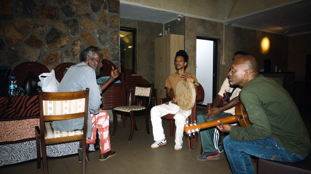 menwar teaching a young ravann player